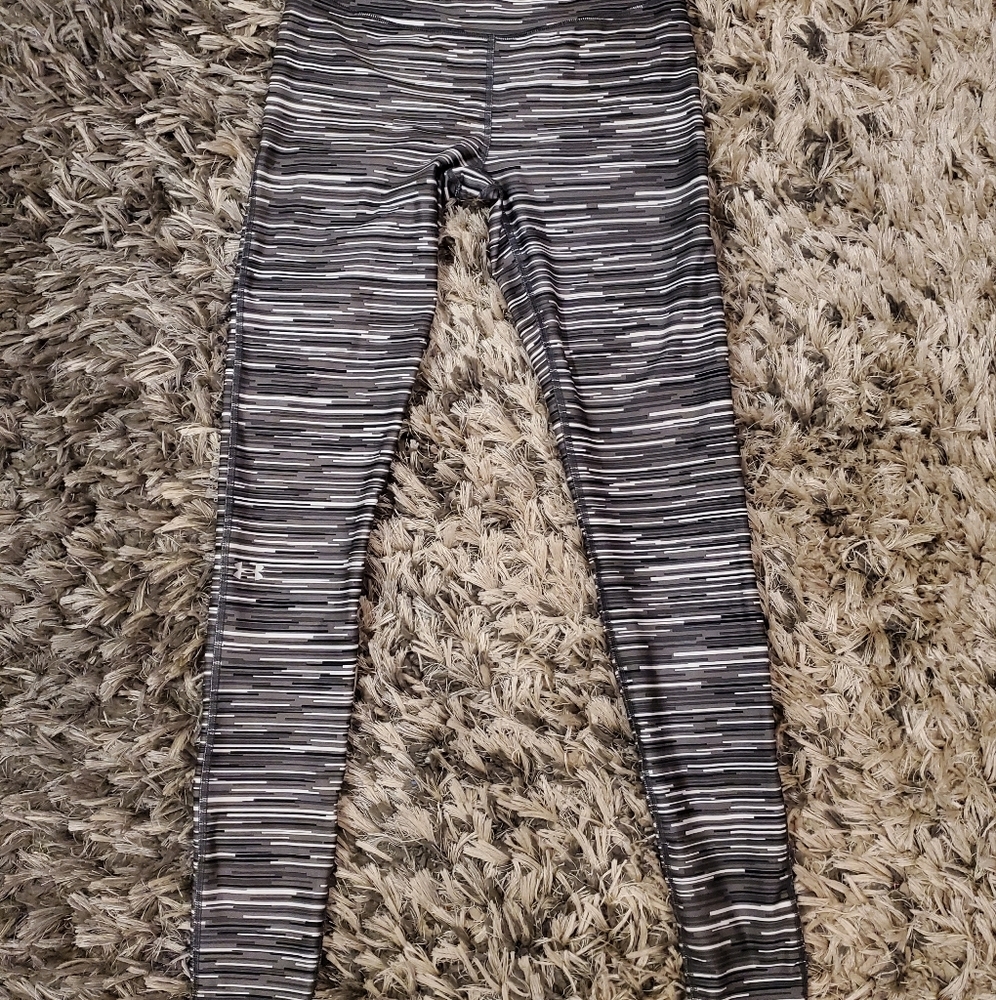 Like new, Under Armour Heatgear leggings, Size Medium